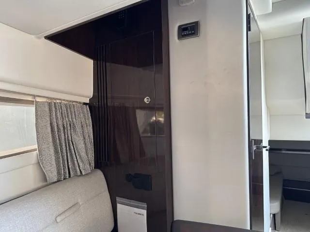  Yacht Photos Pics Interior of 2022 Sea Ray Sundancer 320 yacht, featuring modern design and comfortable seating.