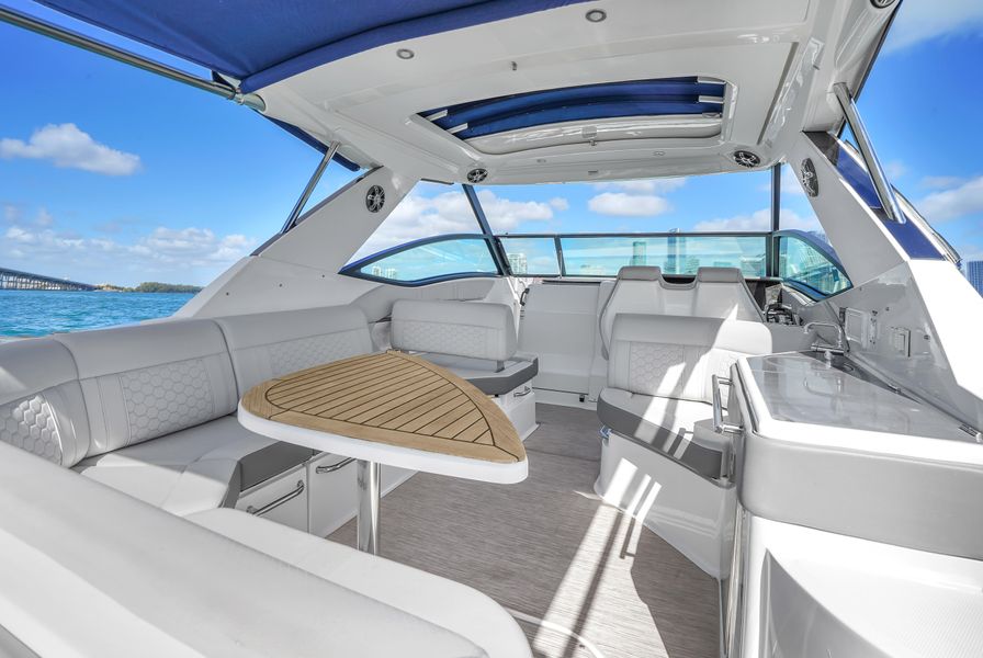 2020 Sea Ray 320 Sundancer