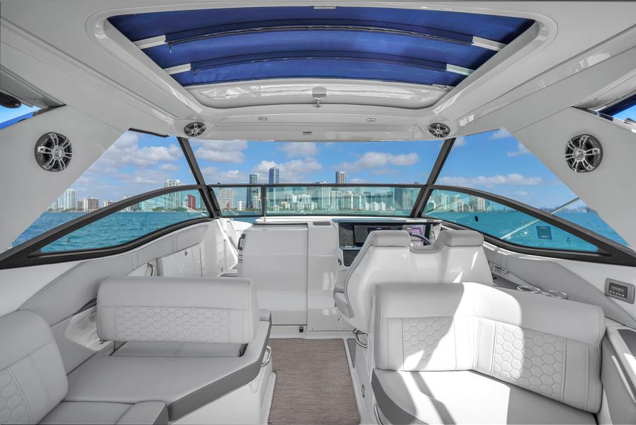 2020 Sea Ray 320 Sundancer