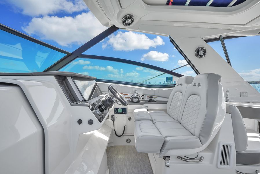 2020 Sea Ray 320 Sundancer