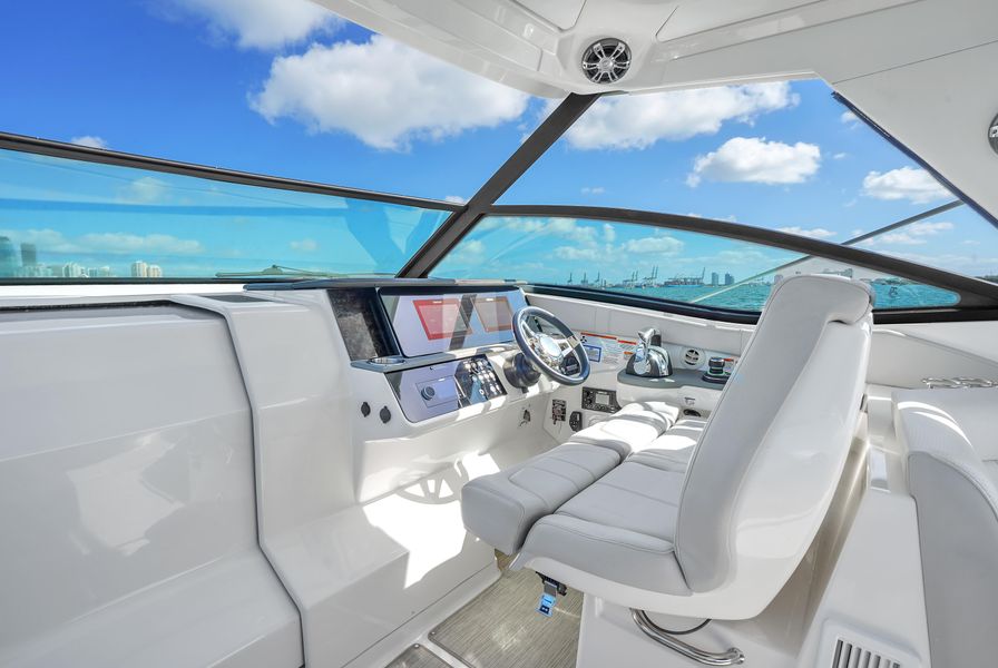 2020 Sea Ray 320 Sundancer
