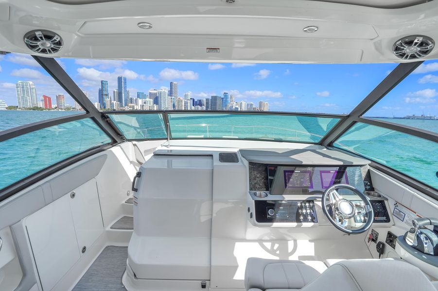 2020 Sea Ray 320 Sundancer