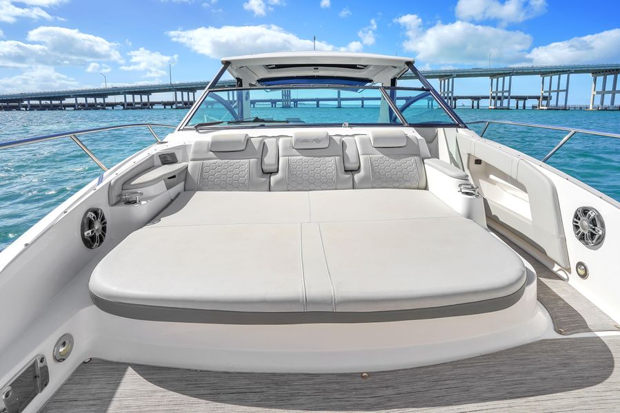 2020 Sea Ray 320 Sundancer