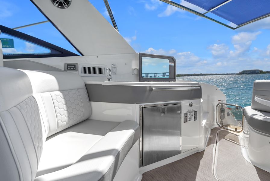 2020 Sea Ray 320 Sundancer