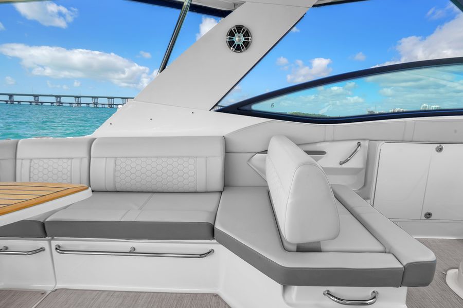 2020 Sea Ray 320 Sundancer