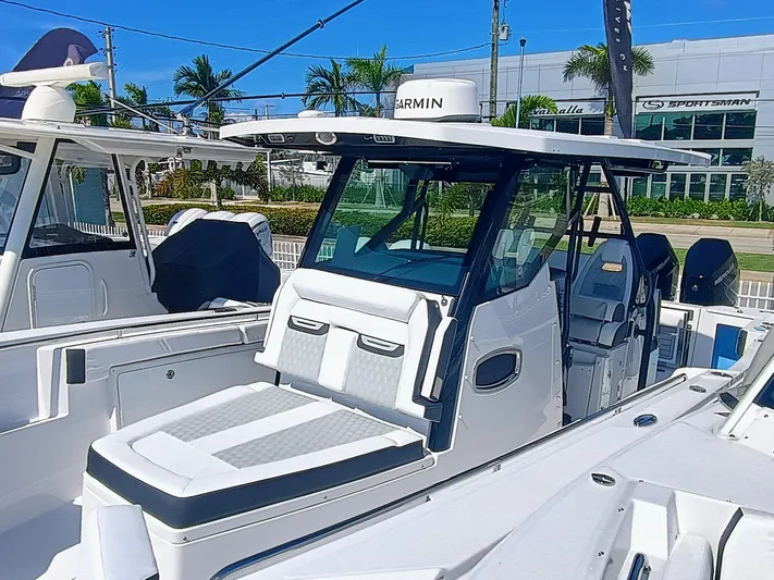 332-299 Yacht Photos Pics 2025 Blackfin 332 CC boat with modern design and advanced Garmin navigation system.
