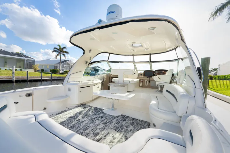 Jo's Diamond Yacht Photos Pics Luxurious 2004 Sea Ray 500 Sundancer yacht interior with spacious seating and modern amenities.