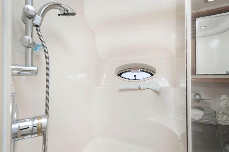 Jo's Diamond Yacht Photos Pics Luxurious bathroom interior of 2004 Sea Ray 500 Sundancer yacht.