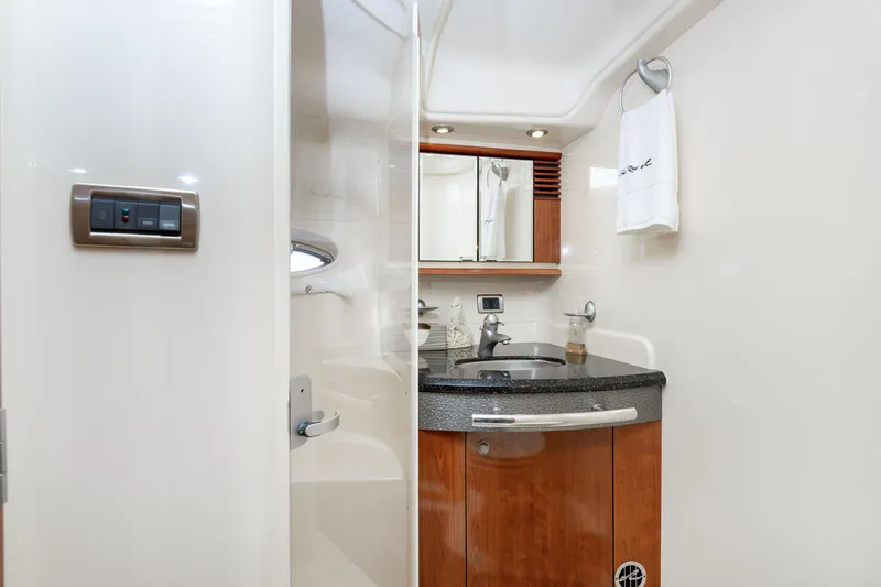 Jo's Diamond Yacht Photos Pics Luxurious bathroom interior of 2004 Sea Ray 500 Sundancer yacht.