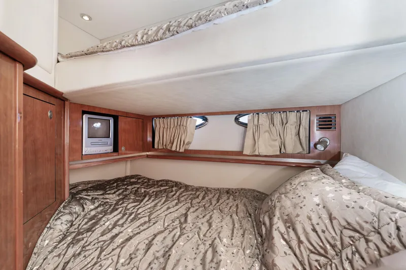 Jo's Diamond Yacht Photos Pics Luxurious cabin interior of 2004 Sea Ray 500 Sundancer yacht with cozy bedding.