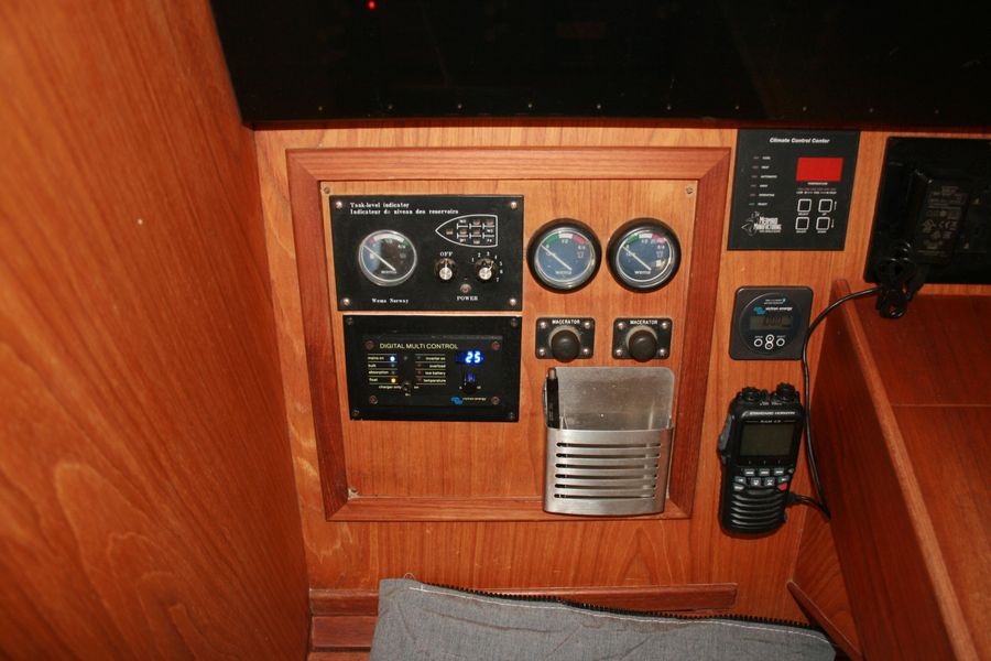 2001 Hunter 410