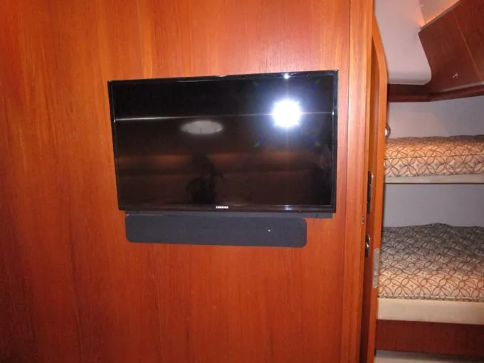 50/50 Yacht Photos Pics Salon Samsung TV