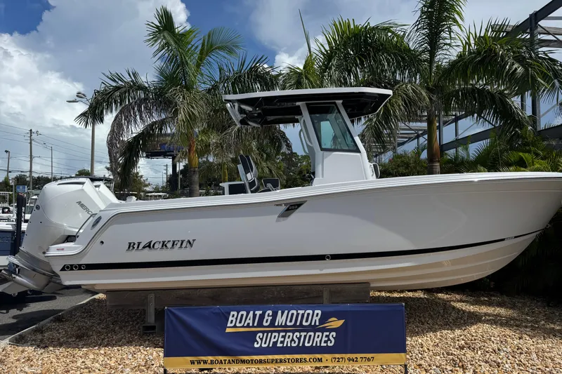  Yacht Photos Pics 2025 Blackfin 252 CC boat displayed at Boat & Motor Superstores, surrounded by palm trees.