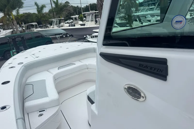  Yacht Photos Pics 2026 Blackfin 262 HB boat with sleek design and spacious seating area.