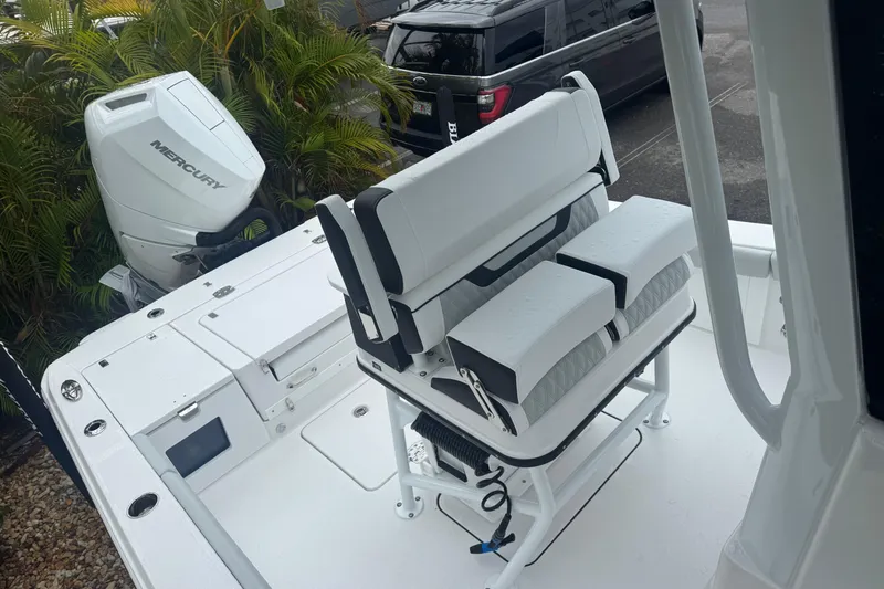  Yacht Photos Pics 2026 Blackfin 262 HB boat with Mercury engine, featuring sleek seating and modern design.