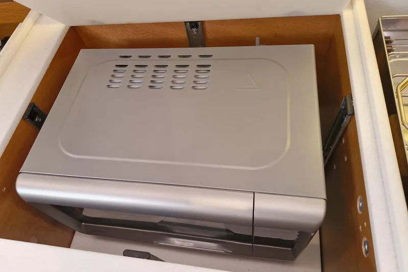 Dreamcatcher II Yacht Photos Pics Built-in microwave in Jeanneau Sun Odyssey 440 yacht, 2019 model.