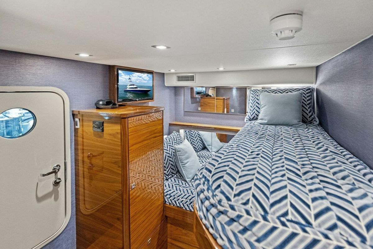 2023 Viking 72 