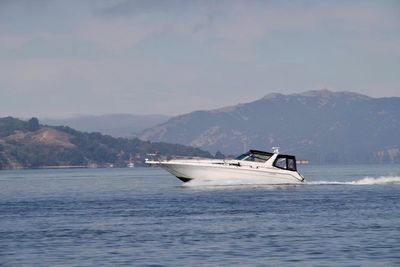 Sea Ray 420 Express Cruiser