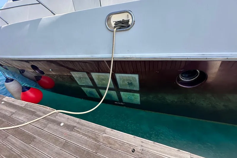 Romeo & Juliet Yacht Photos Pics 2009 Azimut 86S yacht docked, showing hull and mooring line in clear water.