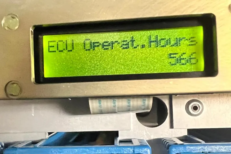 Romeo & Juliet Yacht Photos Pics Display showing ECU operating hours at 566 on a 2009 Azimut 86S yacht.