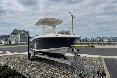 Robalo R200 Center Console