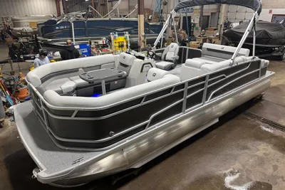 Princecraft Vectra 150HP 23 RL Tritoon
