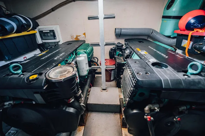 J's Band II Yacht Photos Pics 