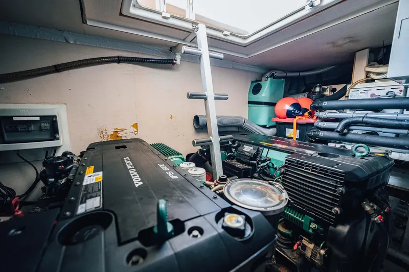 J's Band II Yacht Photos Pics 