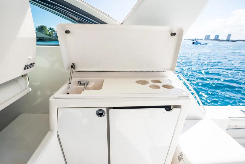 Blue Pearl Yacht Photos Pics 2004 Tiara Yachts 4200 Open yacht sink and storage with ocean view.