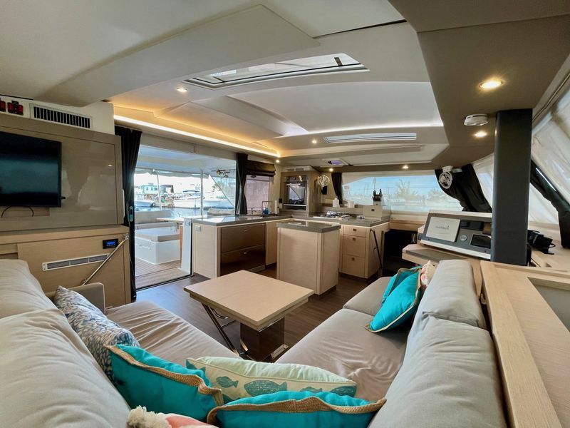 2019 Fountaine Pajot Saona 47