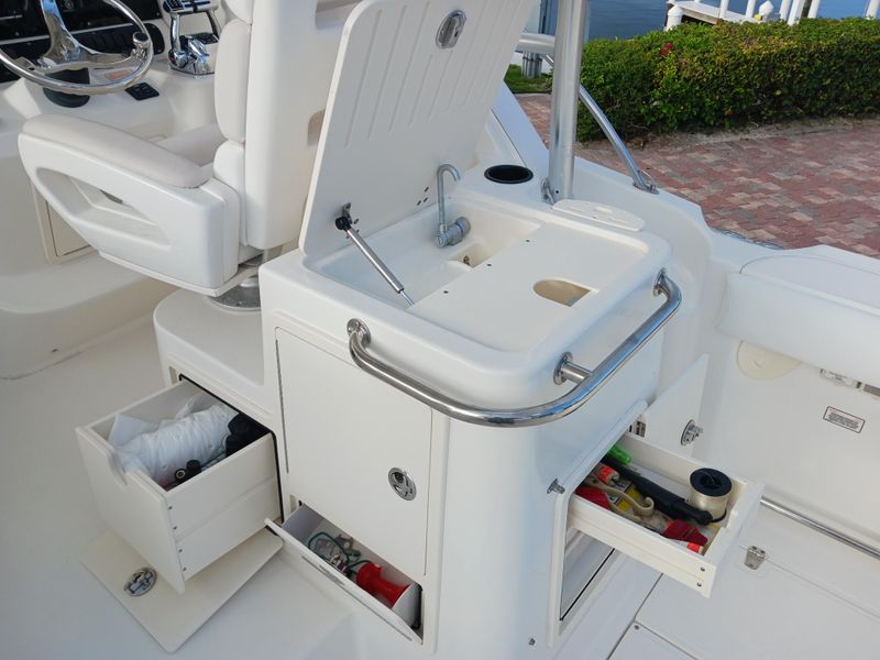 2005 Boston Whaler 305 Conquest