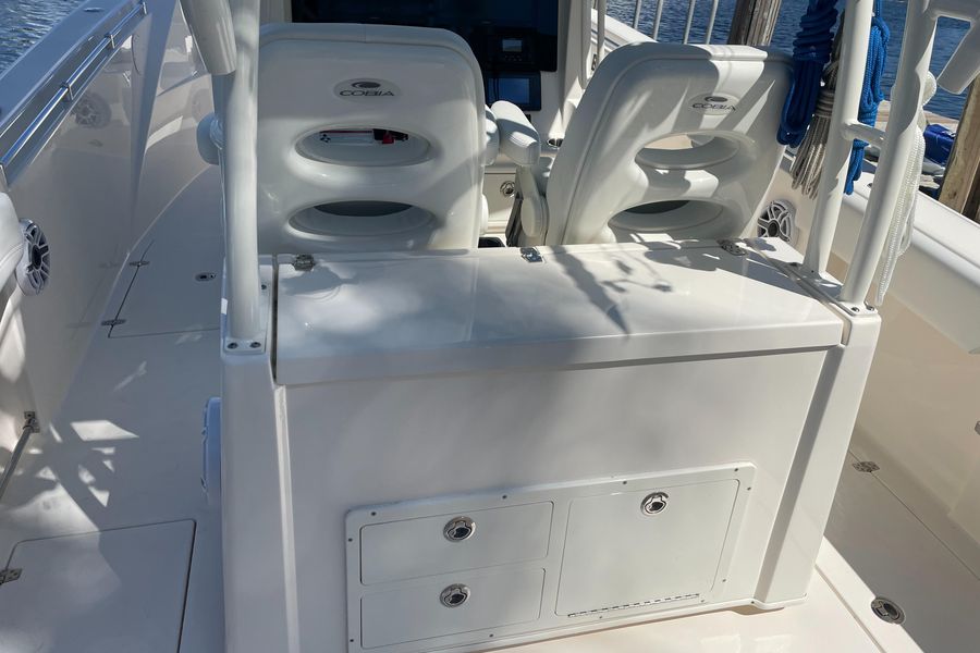 2022 Cobia 320 Center Console