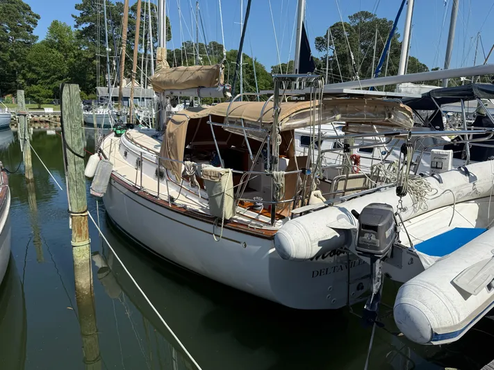 Moonsplash Yacht Photos Pics 1987 Island Packet 38 sailboat docked in a marina, surrounded by other boats.
