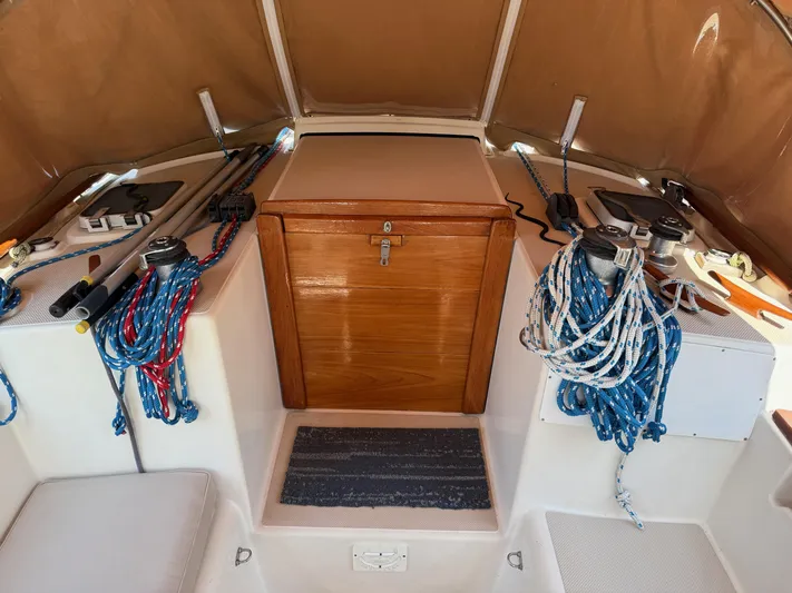 Moonsplash Yacht Photos Pics 1987 Island Packet 38 sailboat cockpit with ropes and wooden hatch.