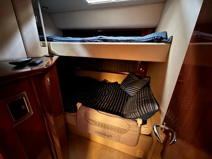Dani Mar Yacht Photos Pics Cozy cabin interior of 2003 Sea Ray 500 Sundancer yacht with bunk beds.
