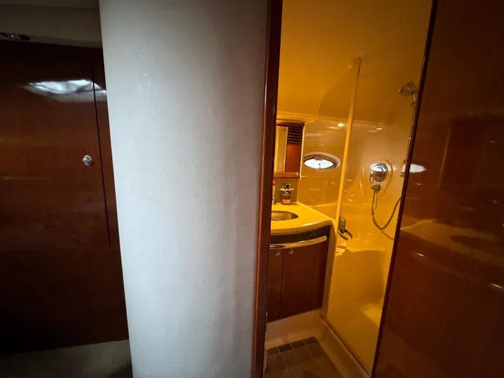 Dani Mar Yacht Photos Pics 2003 Sea Ray 500 Sundancer yacht bathroom with shower and sink.