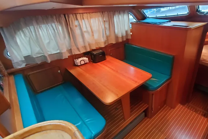  Yacht Photos Pics Dinette (port)