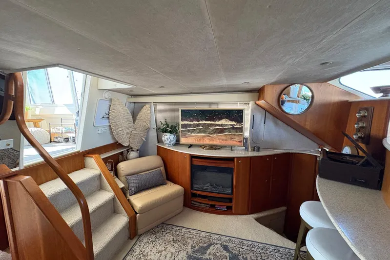 Lola's Ark III Yacht Photos Pics Luxurious interior of a 2001 Silverton 453 Motor Yacht with elegant seating and decor.