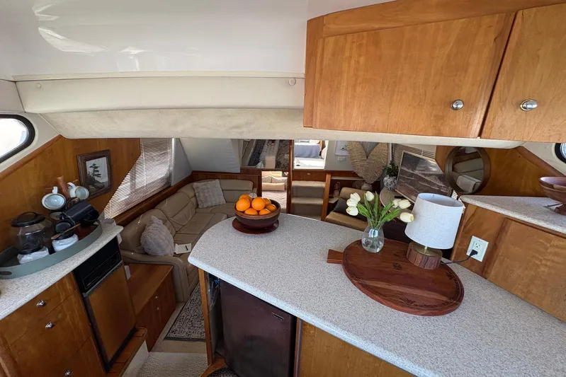 Lola's Ark III Yacht Photos Pics Interior of 2001 Silverton 453 Motor Yacht with cozy seating and elegant decor.