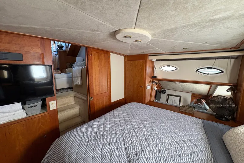 Lola's Ark III Yacht Photos Pics Luxurious 2001 Silverton 453 Motor Yacht bedroom with wood paneling and modern amenities.