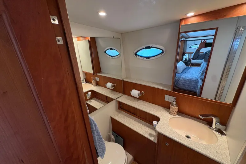 Lola's Ark III Yacht Photos Pics 2001 Silverton 453 Motor Yacht bathroom with wood accents and oval window.