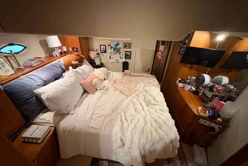 Lola's Ark III Yacht Photos Pics Cozy bedroom in 2001 Silverton 453 Motor Yacht with plush bedding and decor.