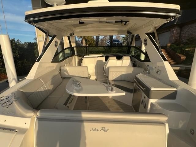 2022 Sea Ray 320 Sundancer