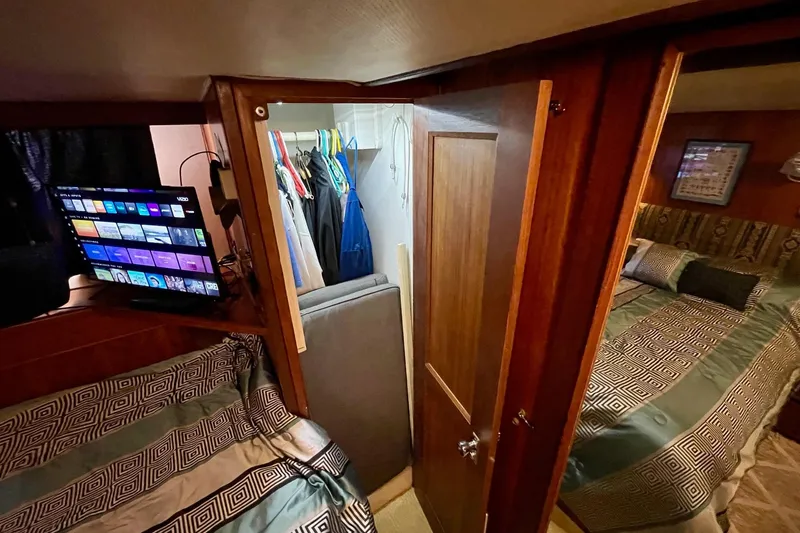 Freedom Yacht Photos Pics Interior of 1976 Hatteras 48 Long Range Cruiser with cozy bedroom and TV.