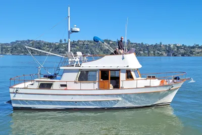 Marine Trader classic twin cabin trawler