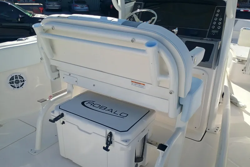 250-118 Yacht Photos Pics 2026 Robalo R250 Center Console boat interior with seating and storage.