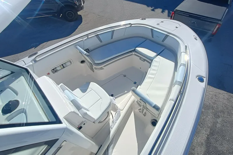 250-118 Yacht Photos Pics 2026 Robalo R250 Center Console boat with spacious seating and sleek design.