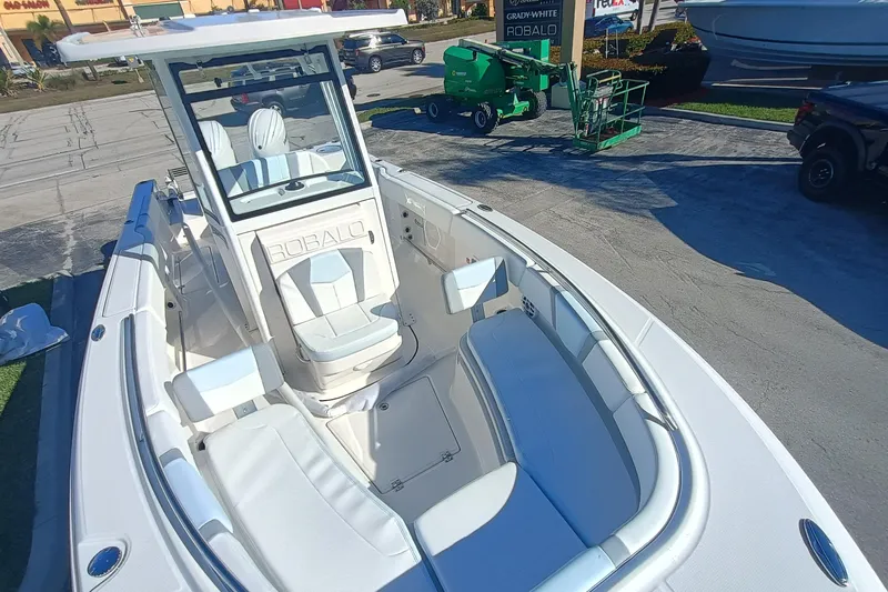 250-118 Yacht Photos Pics 2026 Robalo R250 Center Console boat with spacious seating and modern design.