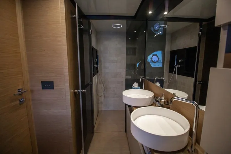 Shangri-la Yacht Photos Pics 