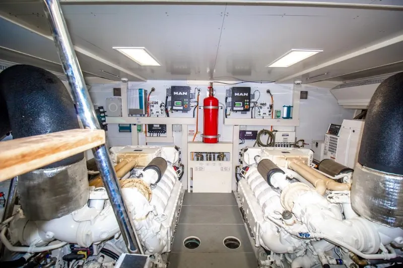 Shangri-la Yacht Photos Pics 